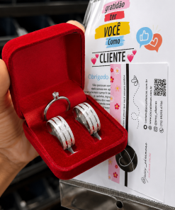 Alianças de Namoro em Aço Cirúrgico | Par de Alianças Prata 8mm | Modelo Diamantado com Frisos Laterais