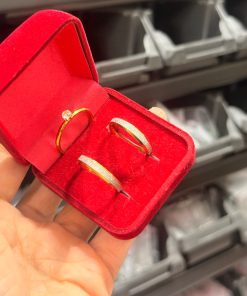 Alianças de Namoro em Aço Cirúrgico | Par de Alianças 4mm | Chanfradas Diamantadas Prateadas com Detalhes Banhados a Ouro 18K