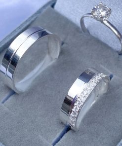 Alianças de Namoro em Prata 950 | 6mm | Modelo Liso Semi Anatômico | Feminina com 15 Pedras Laterais (Meia Volta) | Anel Solitário Incluso