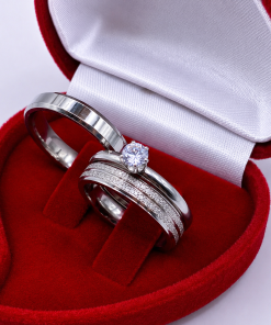Par de Alianças Prata em Aço Cirúrgico 4mm – Feminina Diamantada, Masculina Lisa