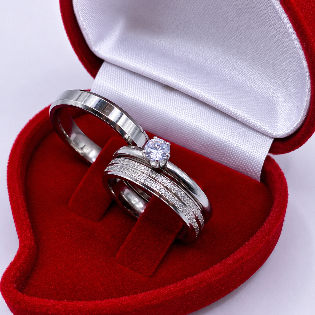 Par de Alianças Prata em Aço Cirúrgico 4mm – Feminina Diamantada, Masculina Lisa