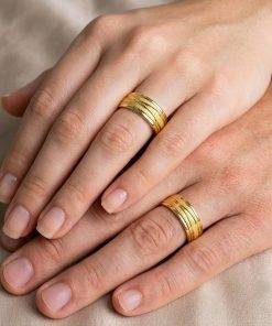 Par De Alianças Aço Cirúrgico Banhado A Ouro 18k - 8mm - Diamantado Com Frisos