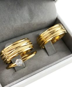 Par De Alianças Aço Cirúrgico Banhado A Ouro 18k - 8mm - Fosco Com Linhas Cruzadas