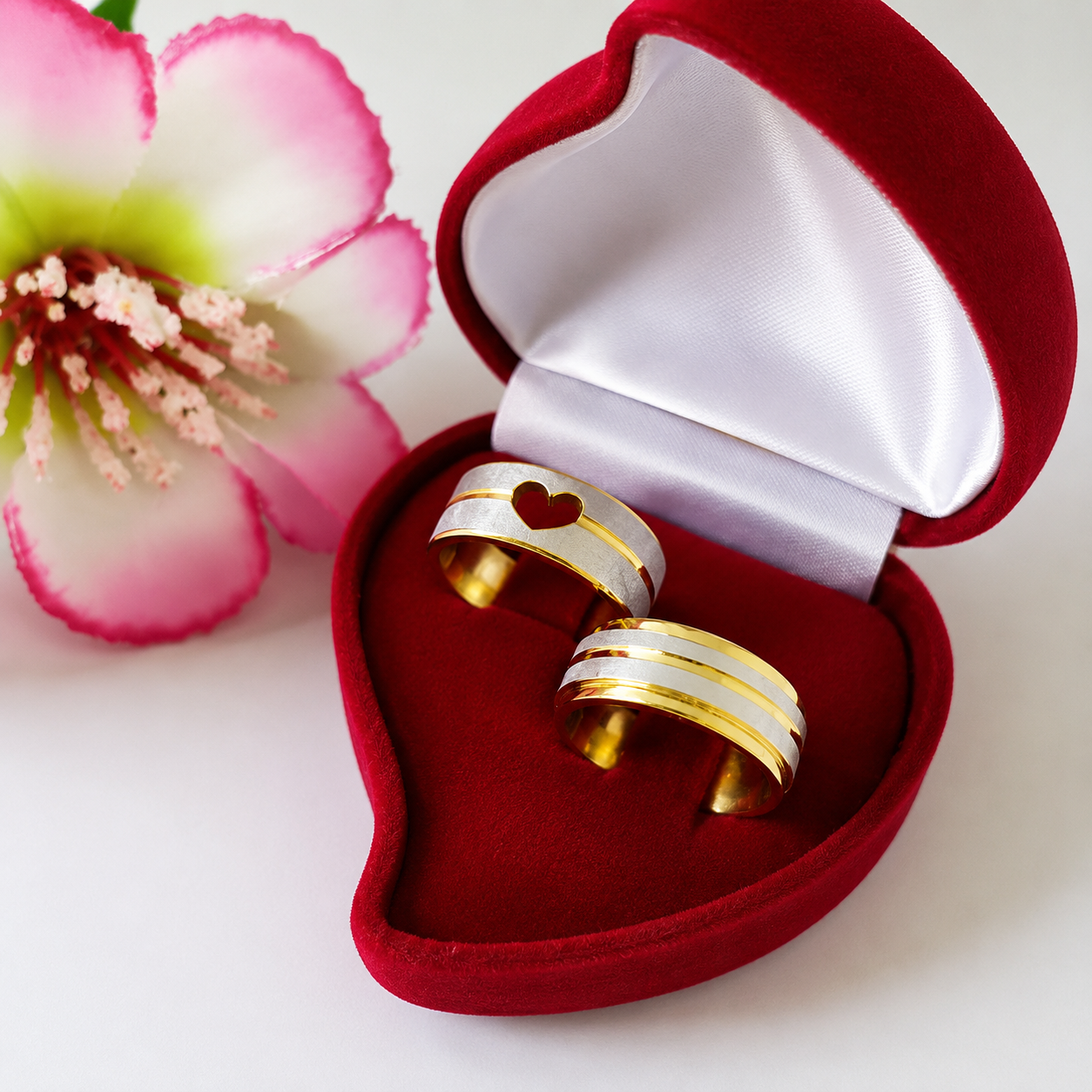 Alianças de Casamento 8mm Banhado a Ouro 18K – Fosco Bicolor com Detalhes em Prata