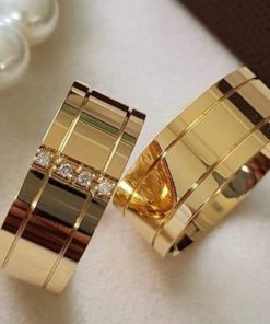 Alianças de Casamento 8mm | Modelo Alessandra | 4 Pedras de Zircônia | Masculina Lisa com 2 Frisos Laterais