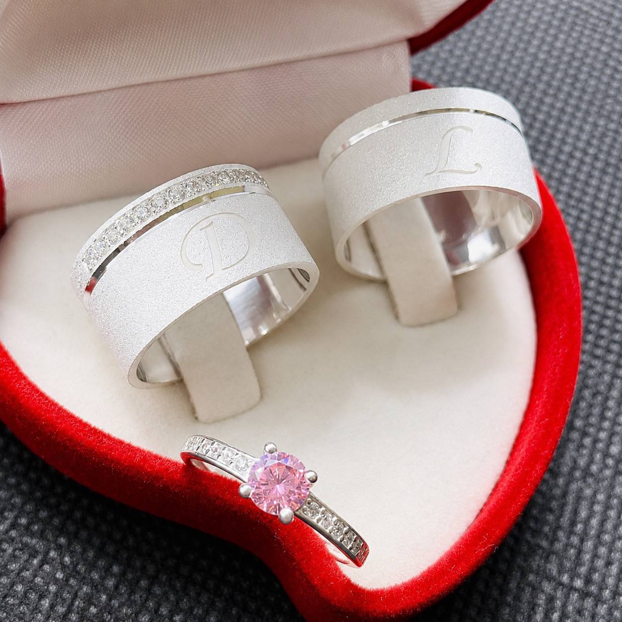 Alianças de Namoro Grossas em Prata 950 10mm, com Friso Lateral Diamantado e Anel Solitário Rosa com Gravação de Iniciais