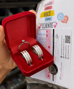 Alianças de Namoro em Aço Cirúrgico | Par de Alianças Prata 8mm | Modelo Diamantado com Frisos Laterais