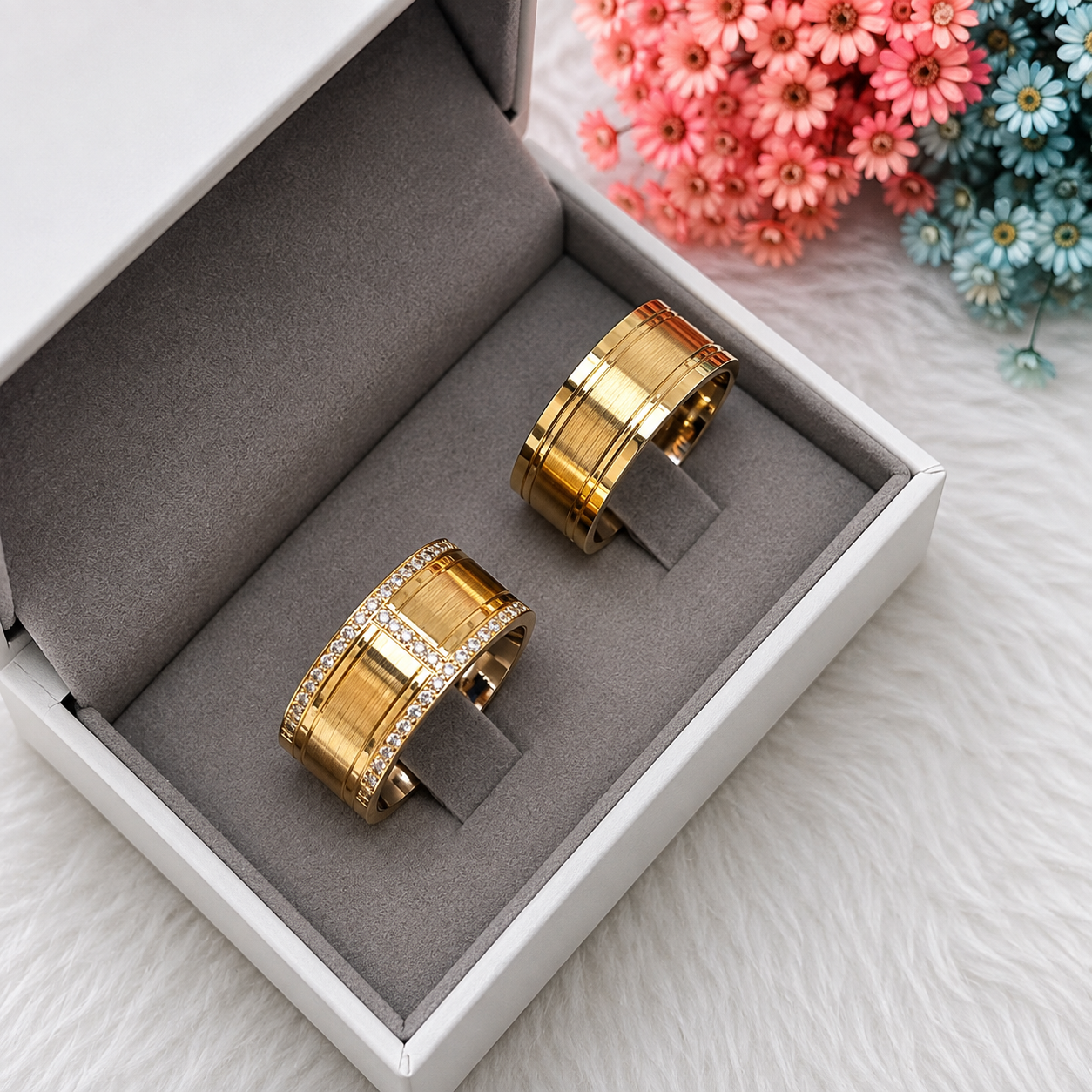 Aliança de Casamento 8mm com Centro Fosco Diamantado e Zircônias Banhada a Ouro 18K - Foto 5