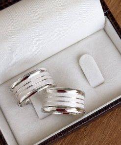 Alianças de Namoro em Prata 950 10mm com 3 Frisos Diamantados e Anel Solitário Incluso