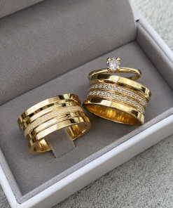 Alianças de Casamento 10mm em Moeda Antiga, com 30 Zircônias e Frisos Meio Diamantados, em Ouro 18k