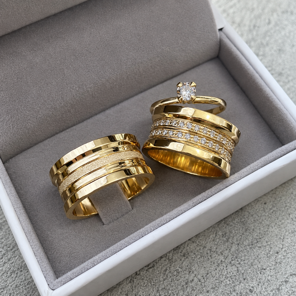 Alianças de Casamento 10mm em Moeda Antiga, com 30 Zircônias e Frisos Meio Diamantados, em Ouro 18k