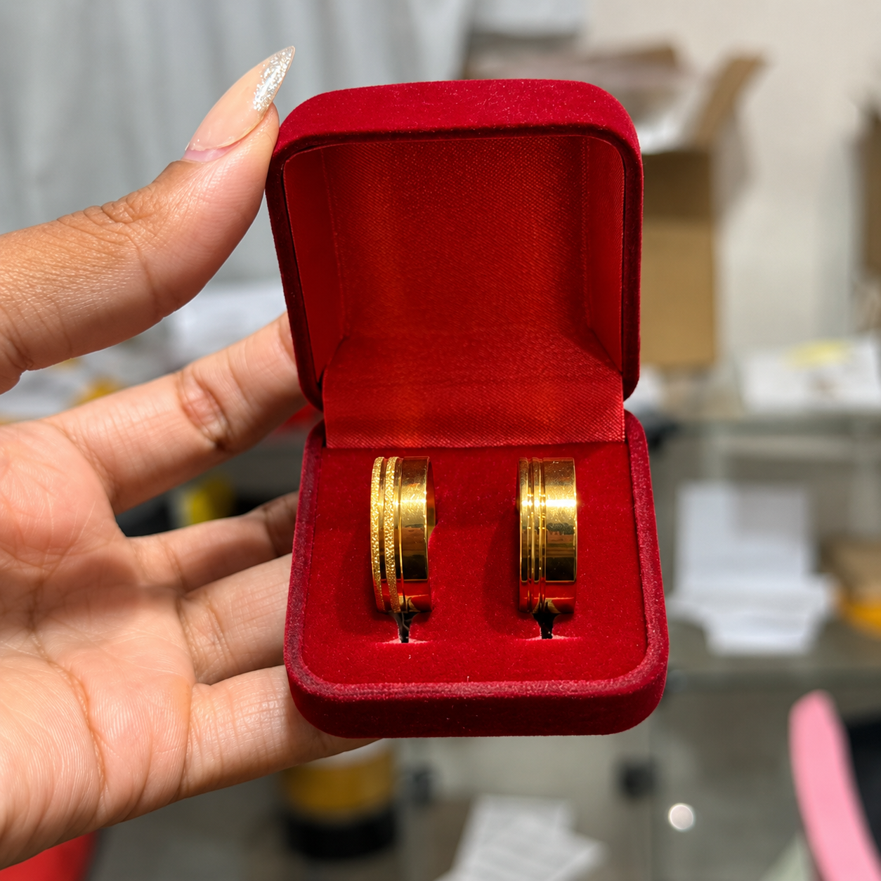 Alianças De Noivado Banhado A Ouro 18k 8mm Com 2 Frisos Laterais