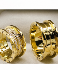 Alianças de Casamento 10mm em Moeda Antiga Grossa, com 60 Pedras de Zircônia e 2 Frisos Centrais, Anatômicas
