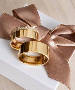 Alianças de Casamento 8mm, 15 Zircônias, Moeda Antiga, Banhada a Ouro 18K