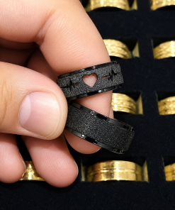 Alianças de Namoro 8mm Diamantado Preto – Feminina com Coração Vazado