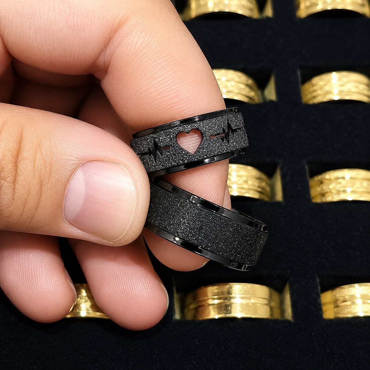 Alianças de Namoro 8mm Diamantado Preto – Feminina com Coração Vazado