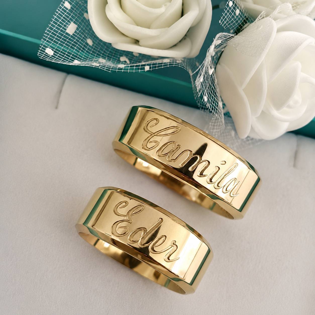 Alianças de Casamento 8mm, Chanfrado, Nomes Externos, Moeda Antiga, Banhada a Ouro 18K