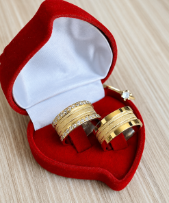Alianças de Casamento 8mm Luxo Majestic, com Frisos Diamantados e 30 Zircônias, Banhadas a Ouro 18k