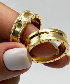 Alianças de Casamento 6mm Polidas com 60 Zircônias e 2 Frisos Centrais, Banhadas a Ouro 18k