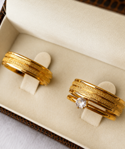 Alianças de casamento 6mm em aço cirúrgico banhado a ouro 18K com frisos, modelo anatômico
