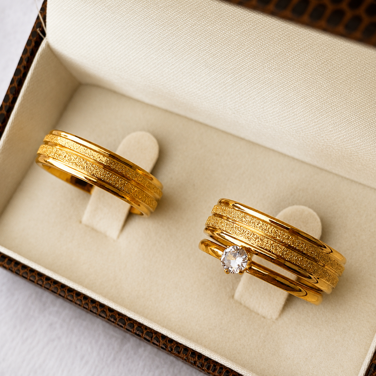 Alianças de casamento 6mm em aço cirúrgico banhado a ouro 18K com frisos, modelo anatômico