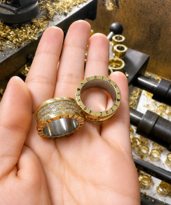 Alianças de Casamento 12mm com 3 Fileiras de 45 Zircônias e Friso Central Diamantado, em Ouro 18k