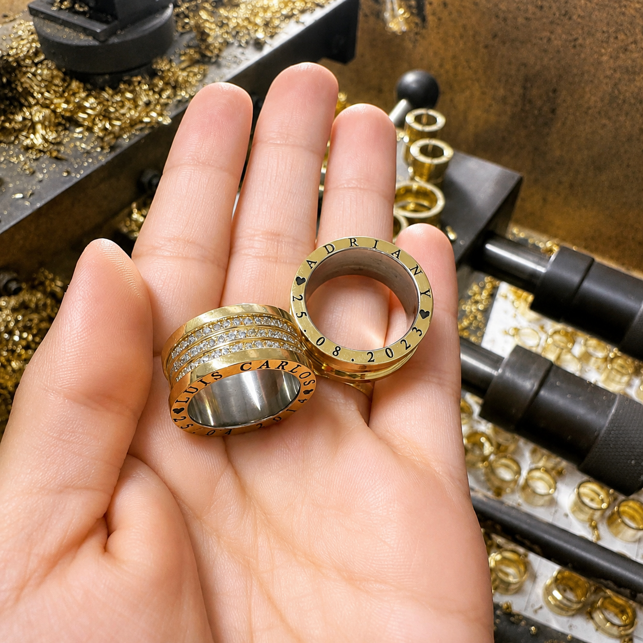 Alianças de Casamento 12mm com 3 Fileiras de 45 Zircônias e Friso Central Diamantado, em Ouro 18k