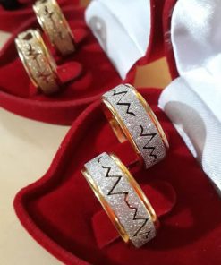 Par de Alianças Prata em Aço Cirúrgico 8mm – Modelo Diamantado Anatômico com Batimentos Cardíacos