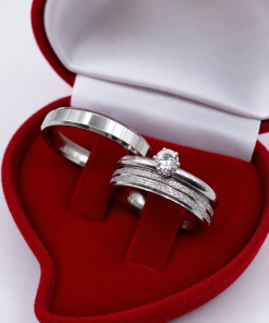 Par de Alianças Prata em Aço Cirúrgico 4mm – Feminina Diamantada, Masculina Lisa