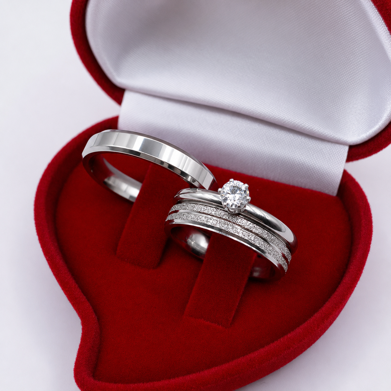 Par de Alianças Prata em Aço Cirúrgico 4mm – Feminina Diamantada, Masculina Lisa