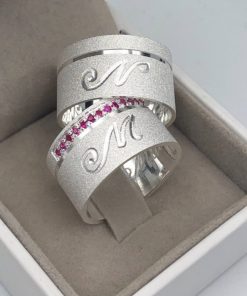 Alianças de Namoro 10mm em Prata 950 | Modelo Jarbas | Semi Anatômica com 1 Friso Lateral | Personalização com Iniciais