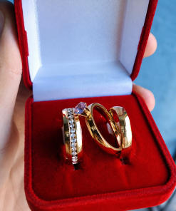 Par De Alianças Aço Cirúrgico Banhado A Ouro 18k - 6mm - Liso E Feminino Com Pedrinhas
