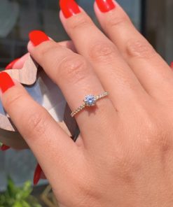 Anel Solitário Ouro 18K 750 | Anel de Noivado Nívea | Quartzo Branco 4,5mm com 14 Pedras Laterais | Anel de Pedido de Casamento