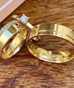 Alianças de Casamento 8mm | Modelo Italy | Feminina com 15 Pedras de Zircônia Laterais | Masculina Lisa com 1 Friso Lateral