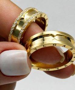 Alianças de Casamento 6mm Polidas com 60 Zircônias e 2 Frisos Centrais, Banhadas a Ouro 18k