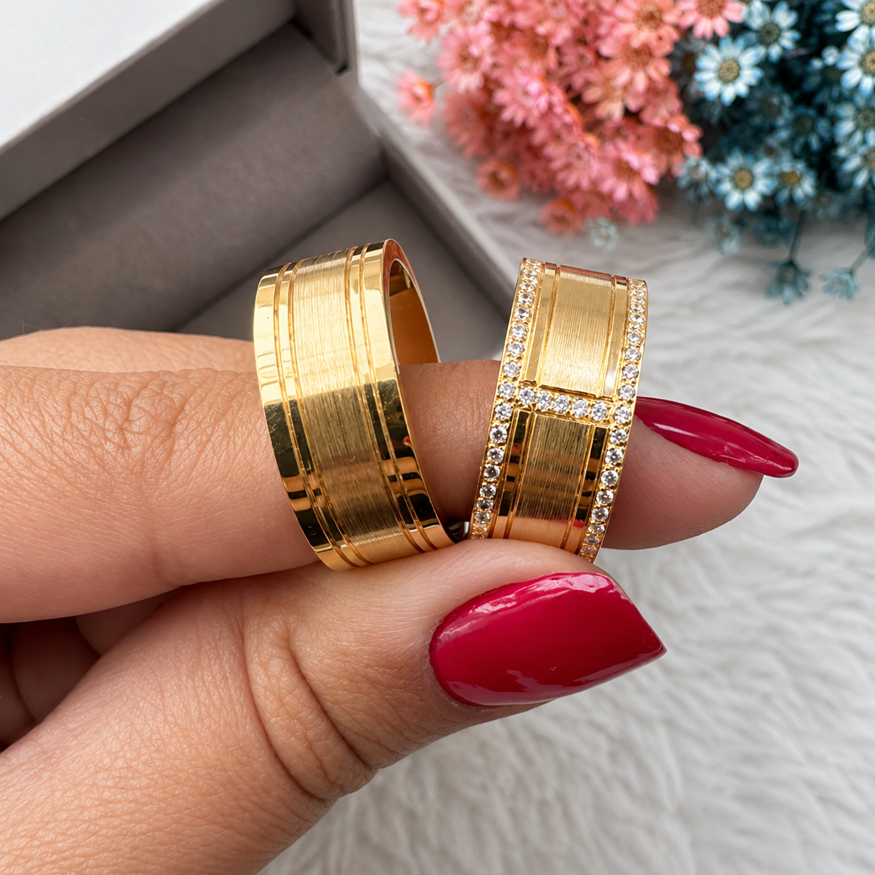 Aliança de Casamento 8mm com Centro Fosco Diamantado e Zircônias Banhada a Ouro 18K - Foto 6