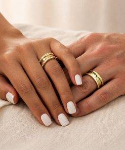 Alianças de Casamento 6mm Polidas com 60 Zircônias e 2 Frisos Centrais, Banhadas a Ouro 18k