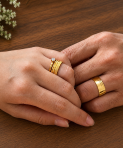 Alianças de Casamento 8mm Banhado a Ouro 18K – Feminina Diamantada e Masculina Lisa com Frisos