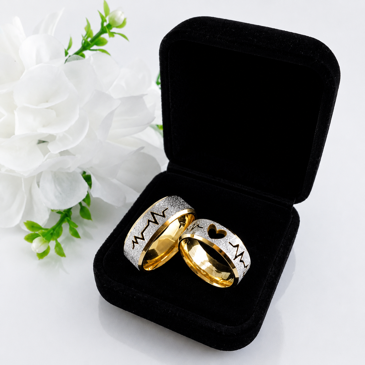 Alianças de namoro 8mm diamantado com coração vazado e interior banhado a ouro 18K em aço cirúrgico