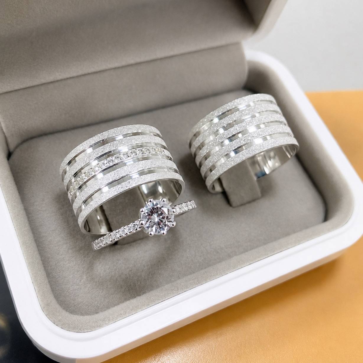 Aliança de Namoro Grossa em Prata 950 10mm Modelo Viviane com 5 Frisos Diamantados - Foto 01
