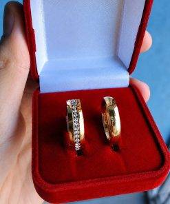 Alianças de Casamento 6mm Banhado a Ouro 18K – Feminina Cravejada e Masculina Lisa