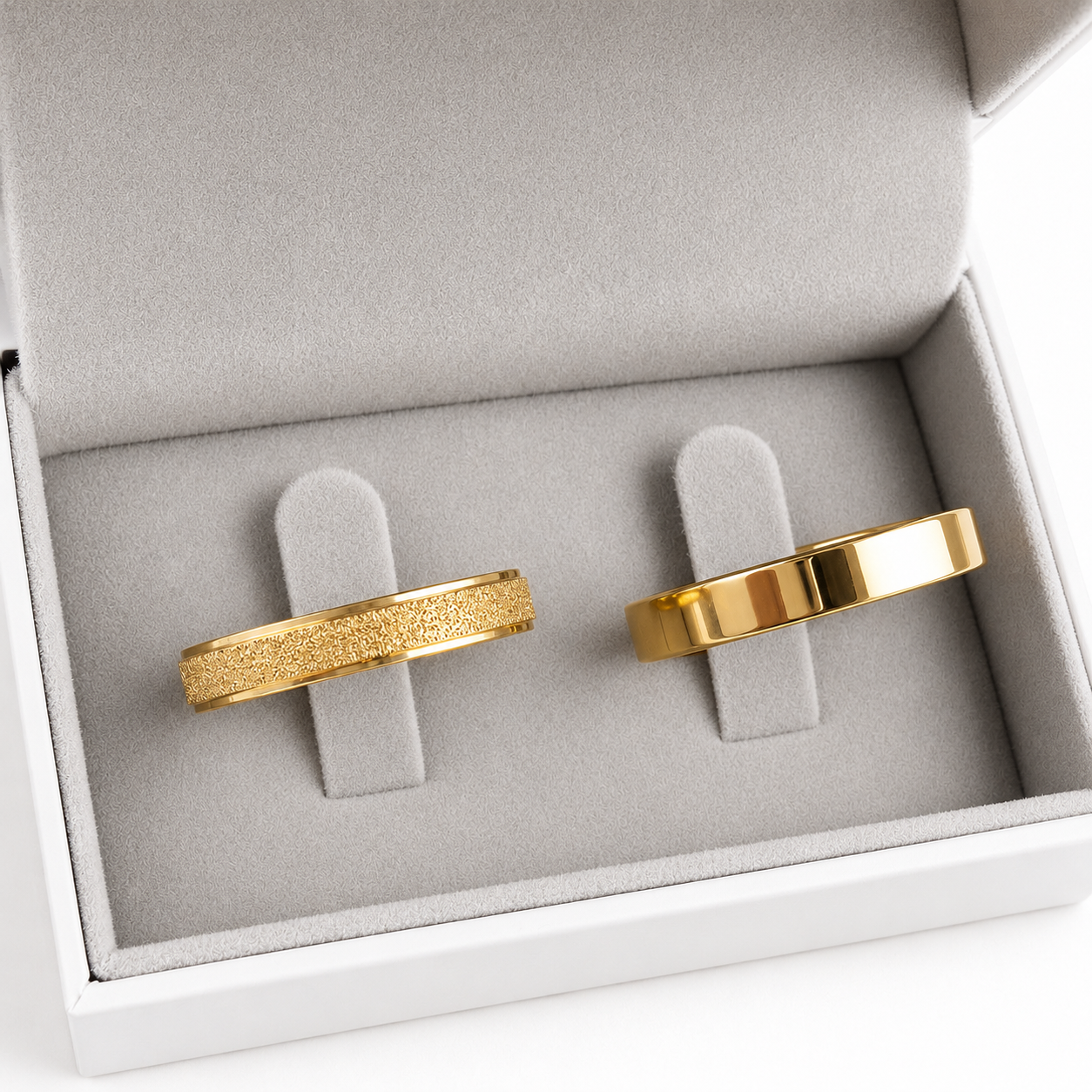 Alianças de Casamento 4mm Banhado a Ouro 18K – Feminina Diamantada e Masculina Lisa