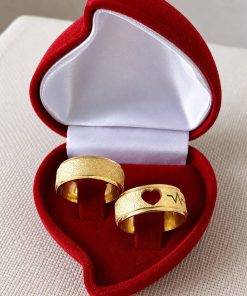 Alianças de Casamento 8mm Reto – Feminina Coração Vazado e Masculina Diamantada