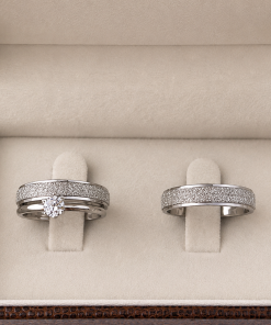 Alianças de Namoro em Aço Cirúrgico | Par de Alianças Prata 4mm | Diamantadas com Frisos Laterais