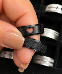 Alianças de Namoro 8mm – Feminina Lisa Preta com Coração Vazado, Masculina Diamantada