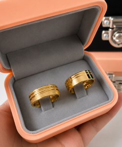 Alianças de Casamento 8mm Banhado a Ouro 18K – Feminina Diamantada e Masculina Lisa com Frisos