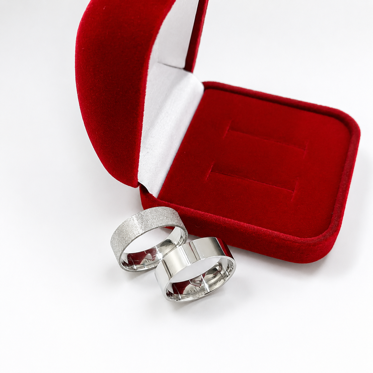 Alianças de Namoro 8mm Diamantado – Feminina Diamantada, Masculina Lisa Polida