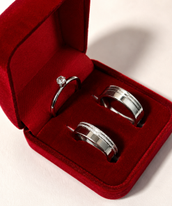 Alianças de namoro 6mm, feminina com 2 frisos diamantados e masculina com 2 frisos lisos, em aço cirúrgico