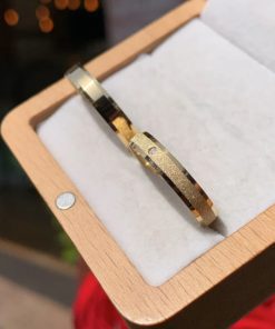 Alianças de Casamento Ouro 18K 750 | Par de Alianças Julier 3,5mm | Modelo Chanfrado com Friso Central | Feminina com Pedra de Zircônia