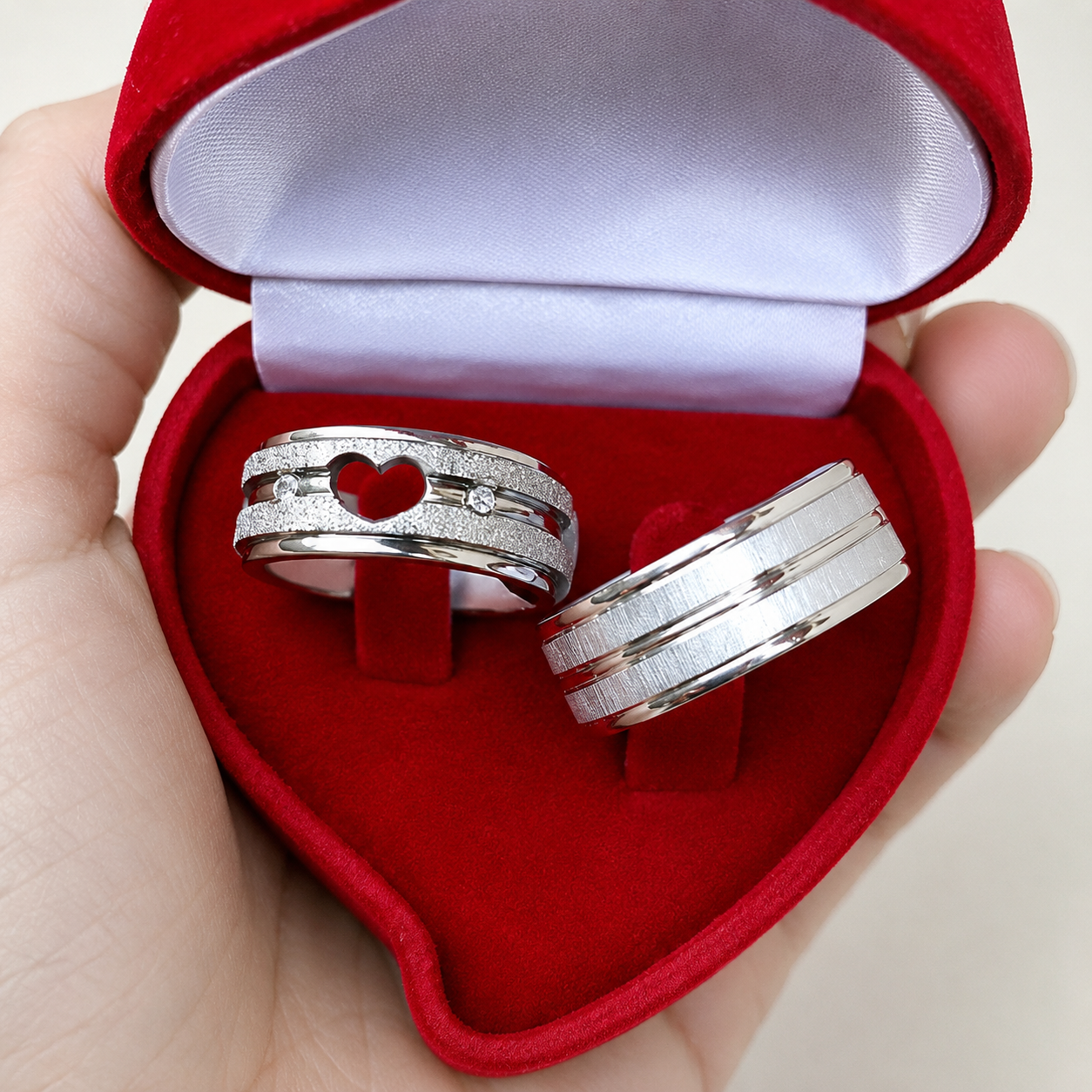 Alianças de Namoro 8mm – Feminina Diamantada, Masculina Fosca